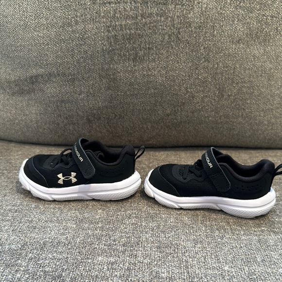 NWOT- Under Armour Black Kids Shoes. Size 6 toddler - Picture 3 of 9